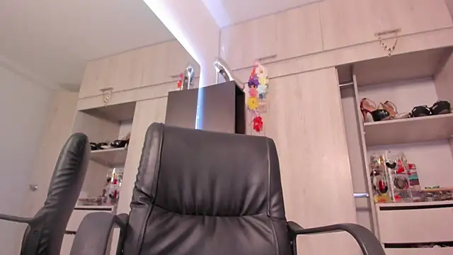 BellaFlaming webcam
