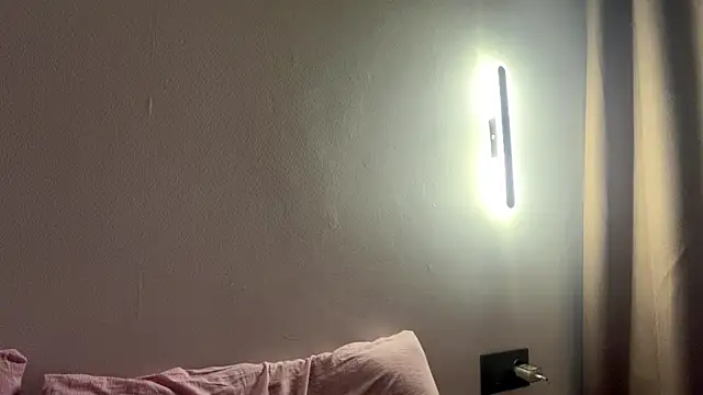 Ur_neighbor_Kira live cam on StripChat