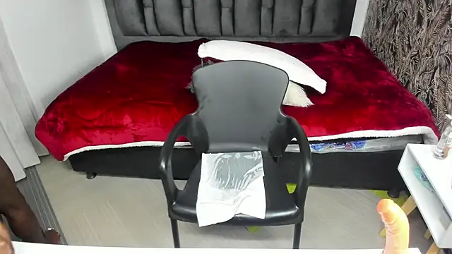 Sara_Naugty webcam