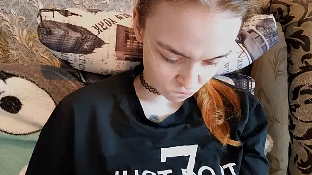 CaraDelevingnee webcam