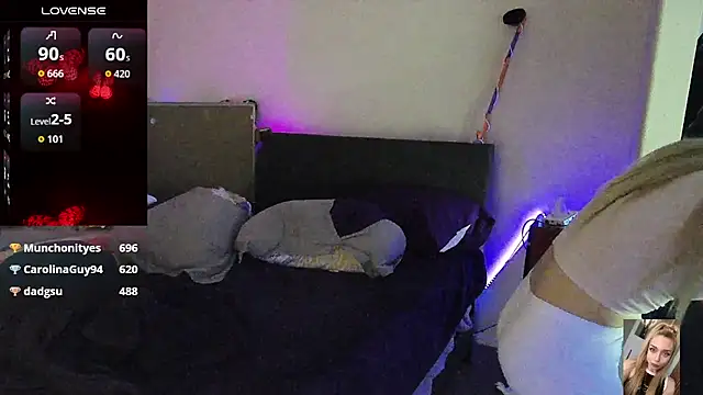 Blondiewithanass webcam