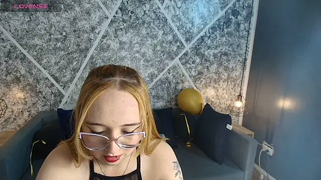 Liaroberts1 live cam on StripChat