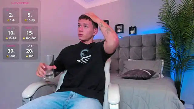 Thomas_moon live cam on StripChat