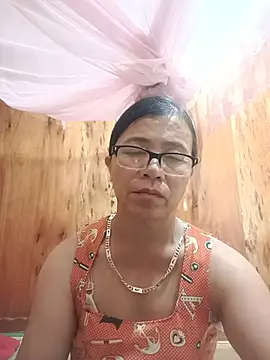 Chilly-wet live cam on StripChat