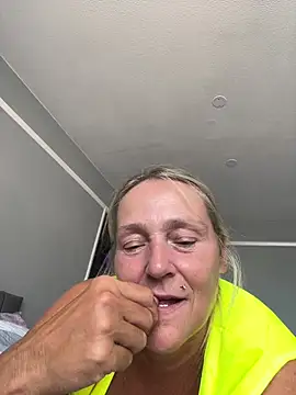 Blondnboujee53 webcam