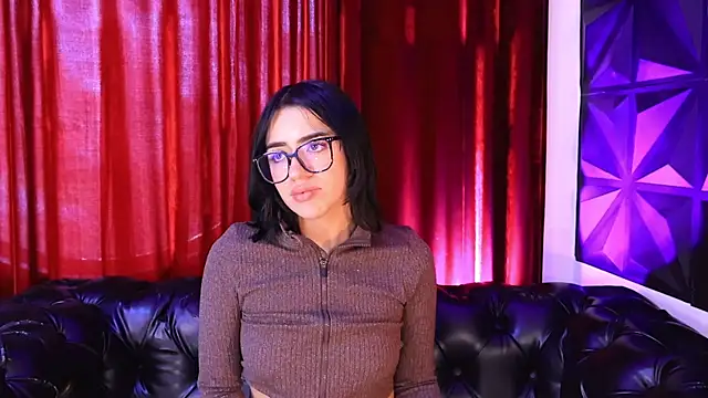 Miniatura della webcam live di KasiaNoir_ con #girls e #hd