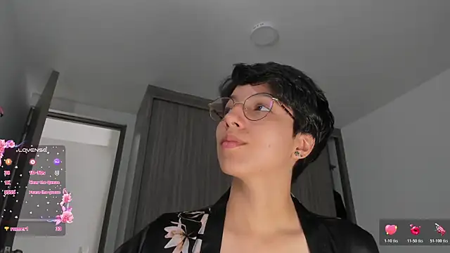 laura-hills18 webcam