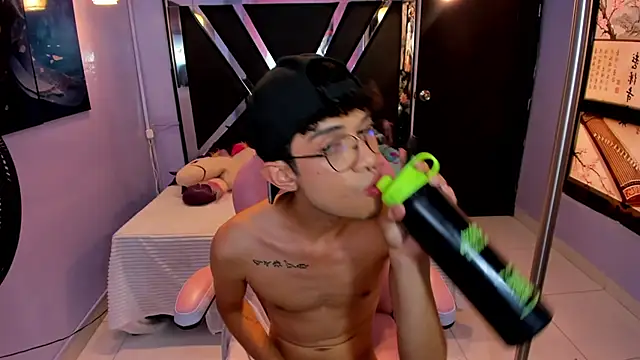 LiamHeatx live cam on StripChat