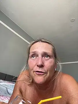 Blondnboujee53 webcam