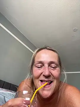 Blondnboujee53 webcam