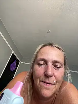 Blondnboujee53 webcam