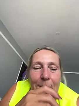 Blondnboujee53 live cam on StripChat