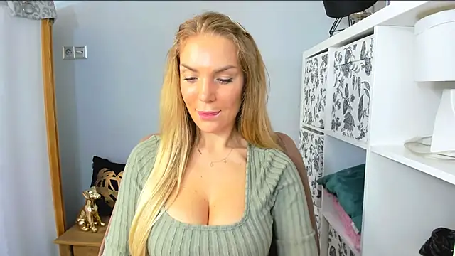 AulloraHoney webcam