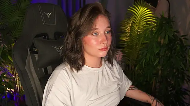 alicetrenton (F young) - massage ass in pants