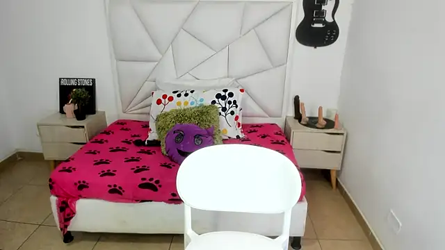Miniatura de la webcam en directo de Sophia_abad7 con #girls y #hd
