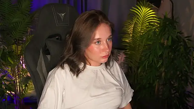 alicetrenton (F young) - massage ass in pants