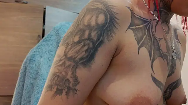 Miniature de la webcam en direct de selene_red_ avec #girls et #hd