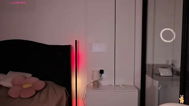 LolaMoonn webcam