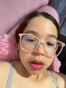 Lucyklein2022 live cam on StripChat
