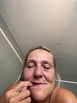 Blondnboujee53 webcam