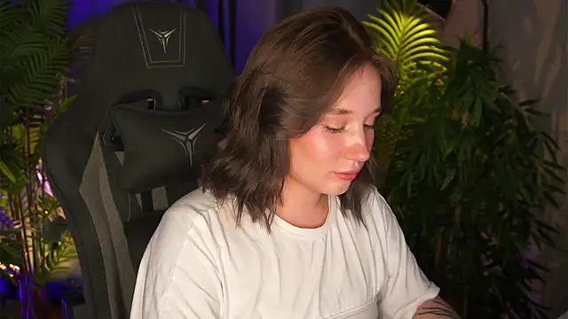 alicetrenton (F young) - massage ass in pants
