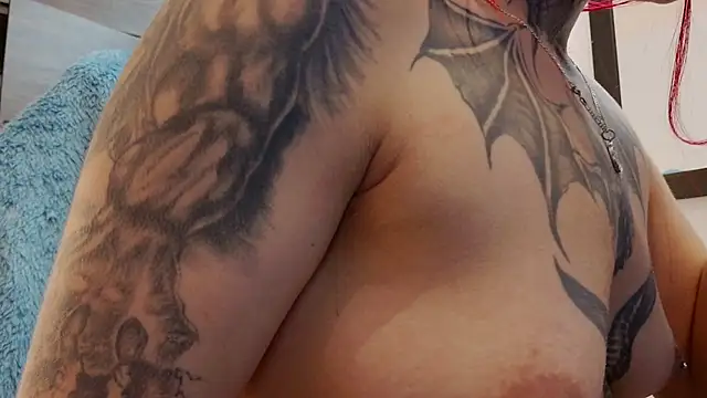 selene_red_ live cam on StripChat