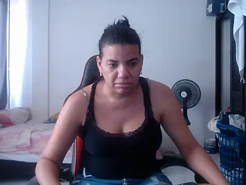Adriana_0312 live cam on StripChat