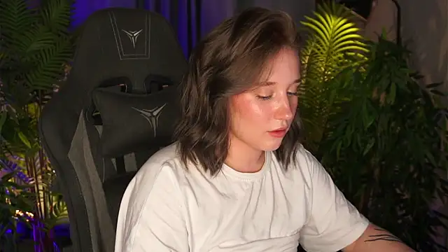 alicetrenton (F young) - massage ass in pants