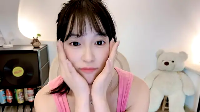 Onechestnut live cam on StripChat
