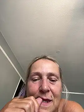 Blondnboujee53 webcam