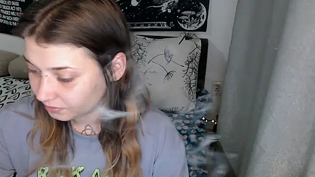 AlienforTwenty live cam on StripChat