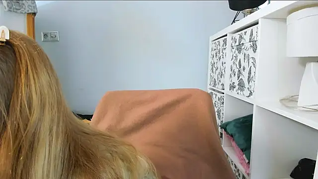 AulloraHoney live cam on StripChat