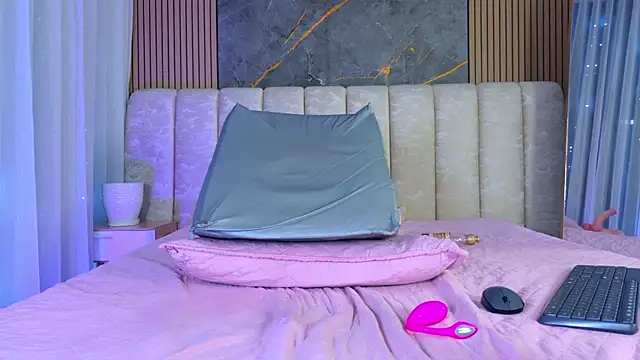 mia_scot webcam