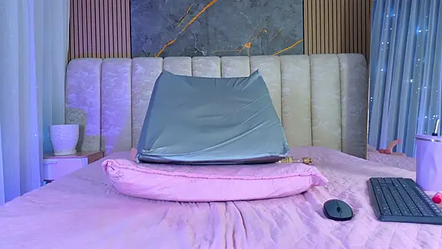mia_scot webcam