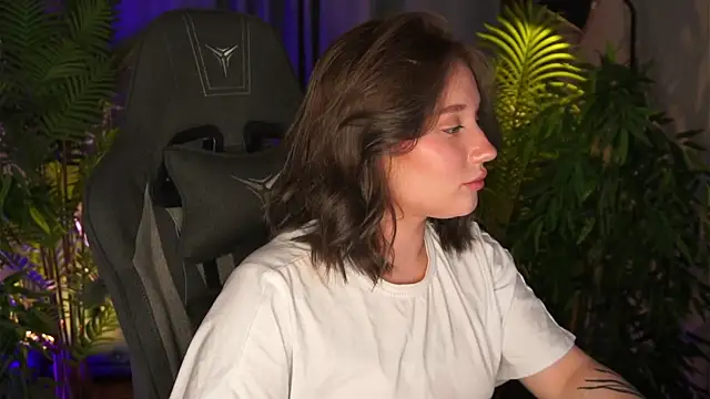 alicetrenton (F young) - massage ass in pants