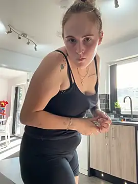 BaddieRiRi224 live cam on StripChat