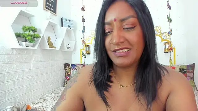LadyNahir webcam