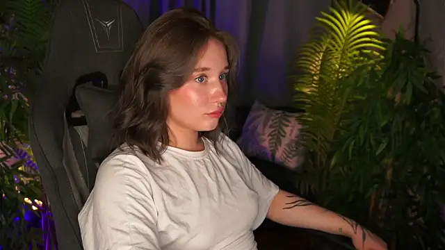 alicetrenton (F young) - massage ass in pants