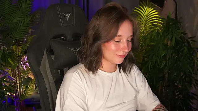 alicetrenton (F young) - massage ass in pants