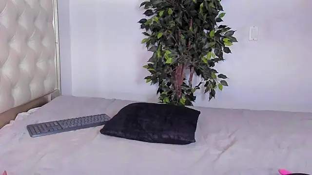 Miss_KhalifaDoll webcam
