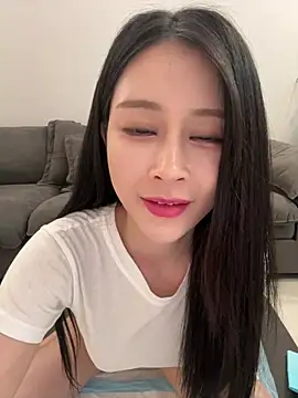yiyi_3523 Live Webcam on Stripchat