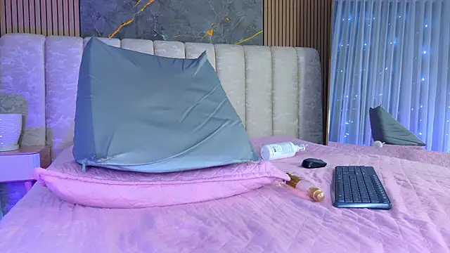 mia_scot webcam