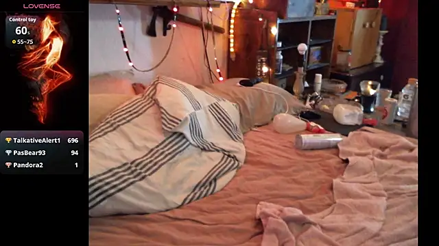 Pussyeat2please webcam