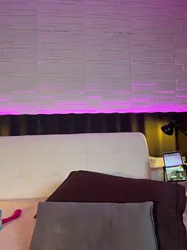 LunahMiller webcam