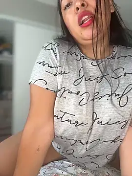 latina_curvy22 webcam
