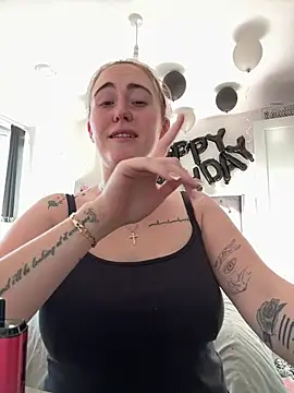 BaddieRiRi224 live sex cam