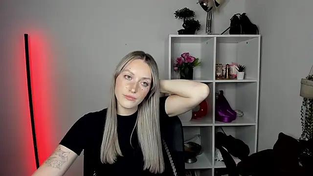 EvelynBlond live cam on StripChat