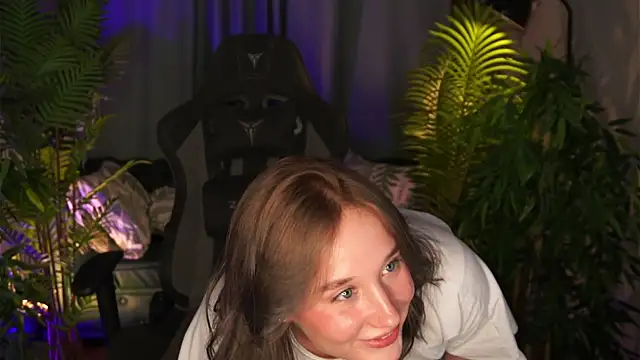 AliceTrenton live cam on StripChat