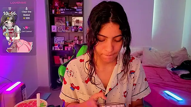 Lovelyamyy live cam on StripChat