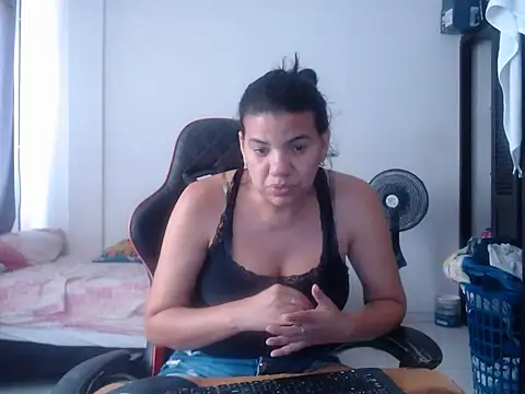 Adriana_0312 live cam on StripChat